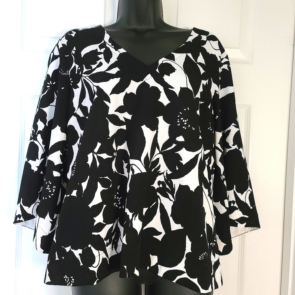 Ann Taylor black and white bell sleeve blousr